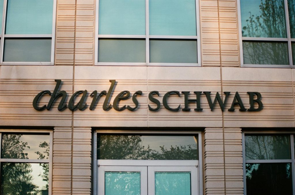 No todas las criptos son iguales: Schwab revela dónde está el dinero en activos digitales