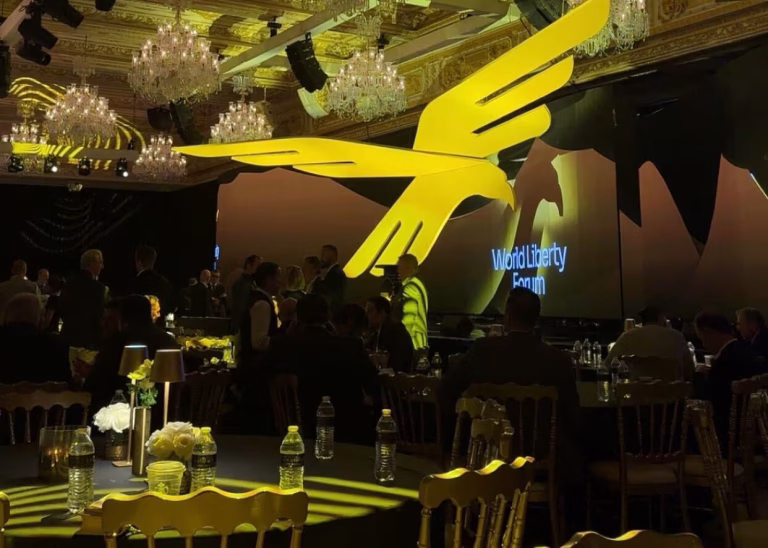 Dentro del surrealista cumbre de cripto en Mar-a-Lago de Trump