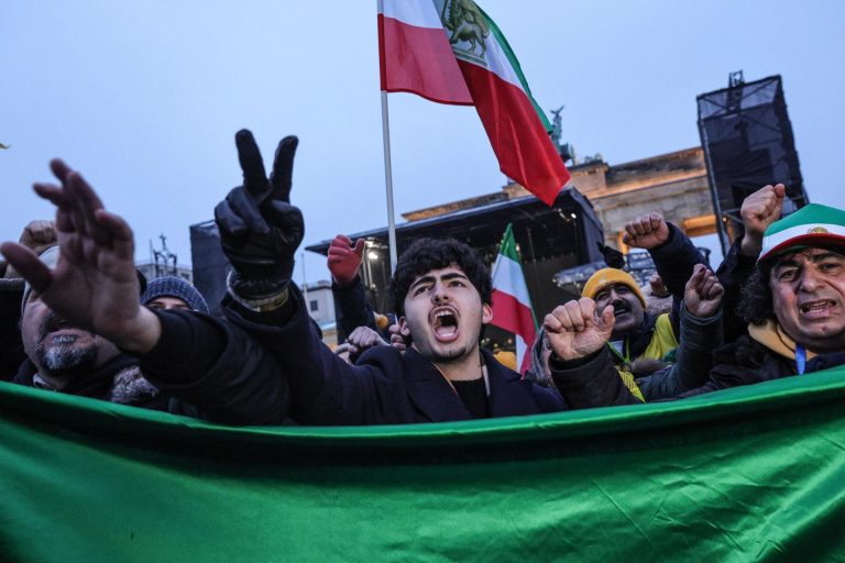 El colapso del rial iraní refleja la crisis de Líbano, impulsando a los ciudadanos hacia el bitcoin.