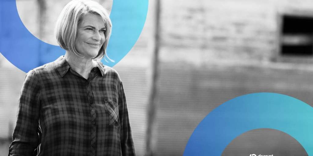 La Senadora Lummis Insta a Bancos a 'Adoptar' Stablecoins Ante Estancamiento del CLARITY Act