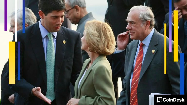 La elección de Trump, Kevin Warsh, podría sorprender a los mercados con recortes de 100 puntos en tipos, afirma economista.