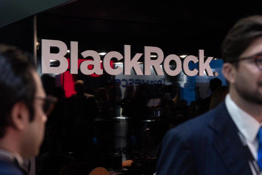 La jefa de activos digitales de BlackRock advierte sobre los riesgos de la volatilidad por apalancamiento que socavan la narrativa institucional de Bitcoin.