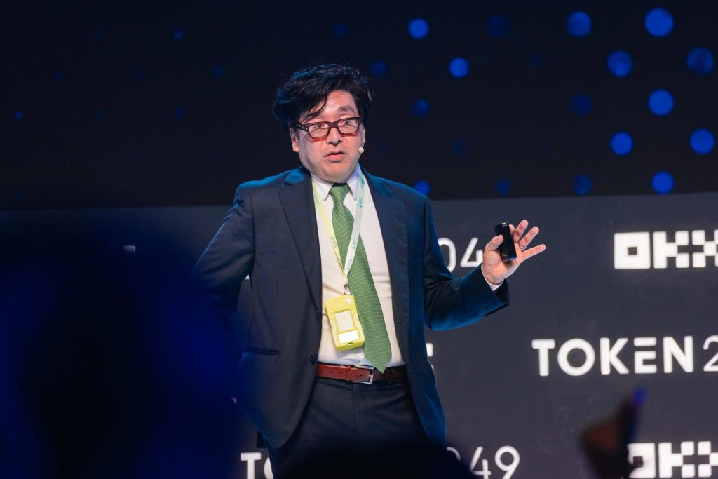 Tom Lee y Bitmine (BMNR) aumentan su participación en ETH tras la caída de precios, ahora poseen el 3.6% del suministro total de Ethereum.