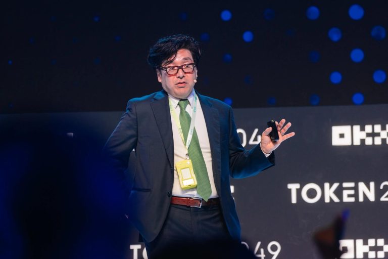 Tom Lee y Bitmine (BMNR) aumentan su participación en ETH tras la caída de precios, ahora poseen el 3.6% del suministro total de Ethereum.