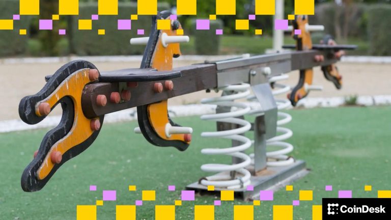 Bitcoin se consolida mientras traders se protegen y persiste la incertidumbre macro: Cripto Mercados Hoy