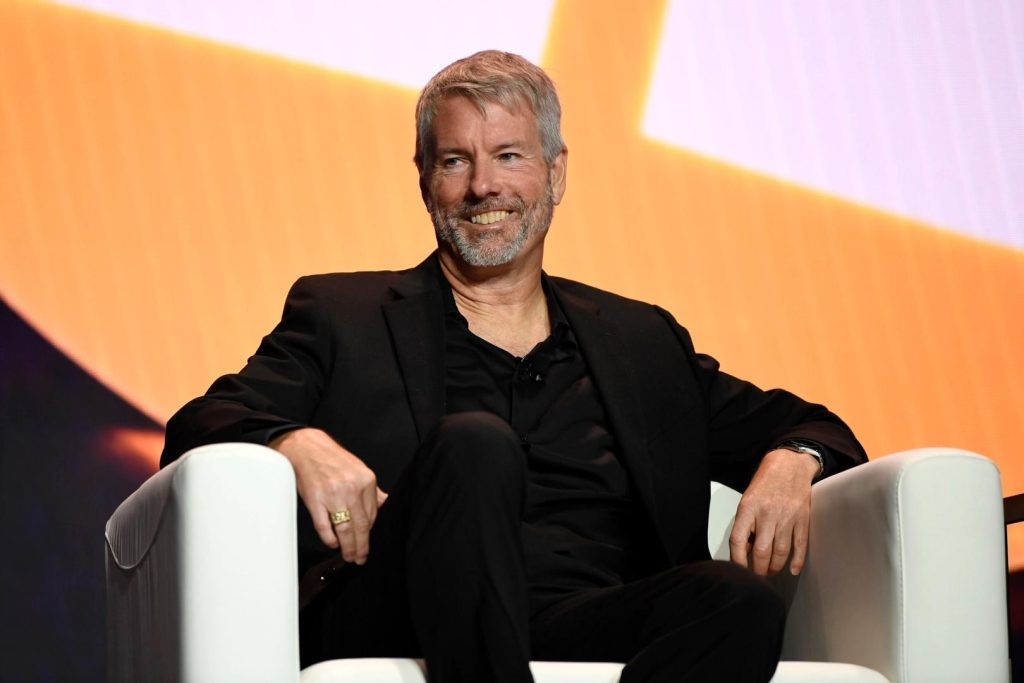 Boris Johnson llama a Bitcoin 'Ponzi' y Michael Saylor responde