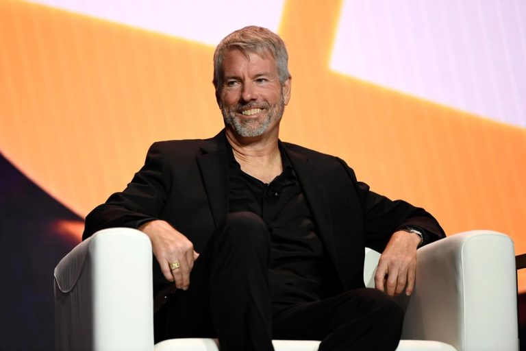 Boris Johnson llama a Bitcoin 'Ponzi' y Michael Saylor responde