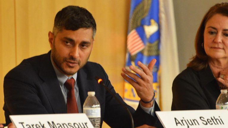 Demócrata líder interroga sobre la cuenta del Kraken en la Reserva Federal