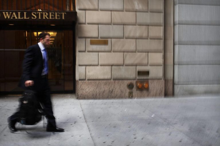 El interés institucional en crypto renace a pesar de la caída del 25% de Bitcoin (BTC)