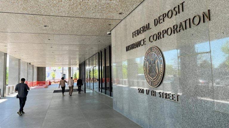 Las stablecoins no tendrán seguro de depósitos bajo las reglas de GENIUS, afirma el jefe de la FDIC.