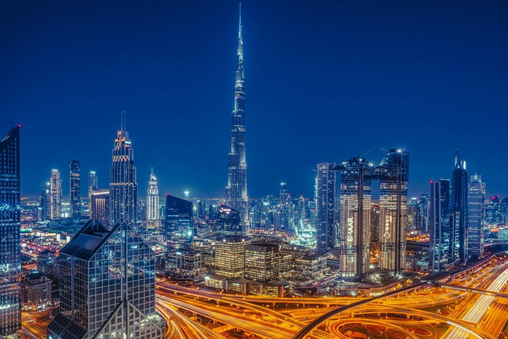 Binance ofrece reubicación temporal a 1,000 empleados en UAE por guerra, pero muchos prefieren quedarse.
