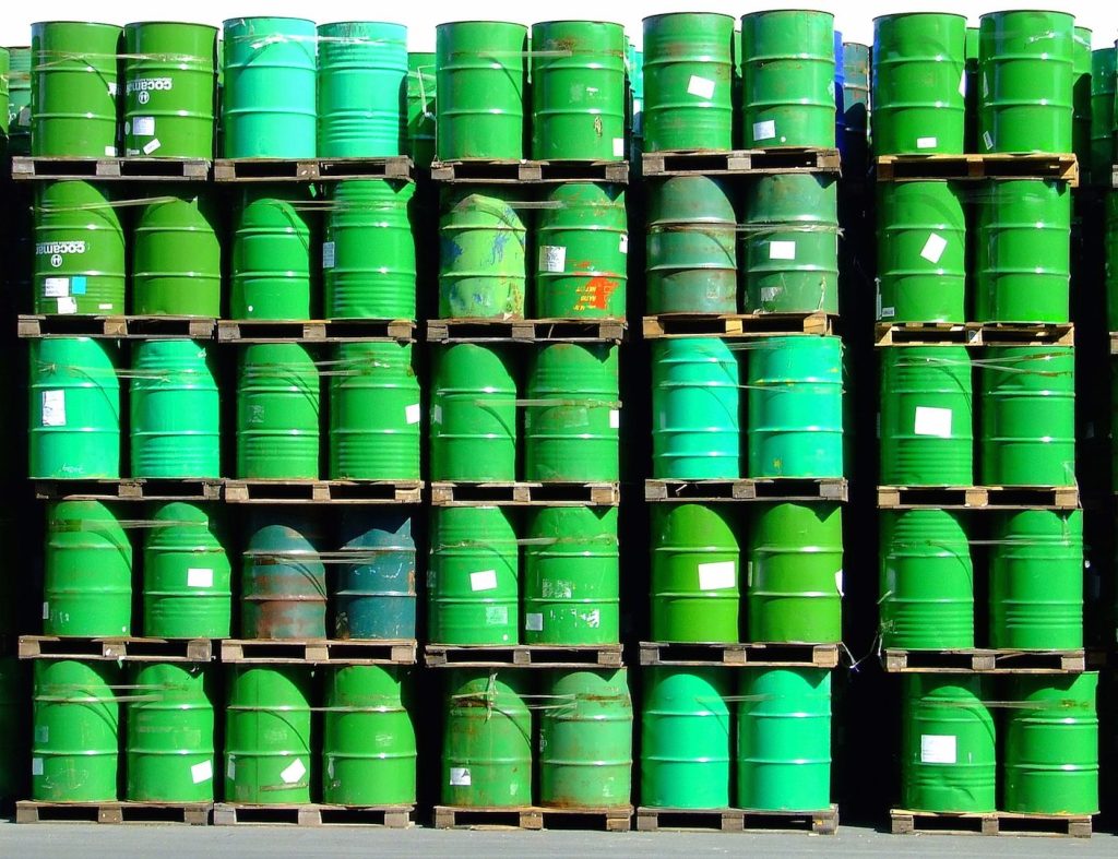 El petróleo sube un 7% tras orden de bloqueo naval de Trump en Hormuz; el bitcoin se hunde más.