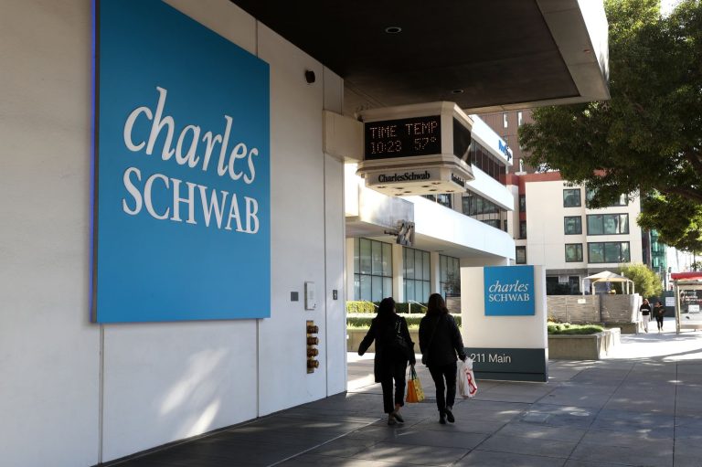Schwab lanzará comercio de criptomonedas en 2026, comenzando con BTC y ETH