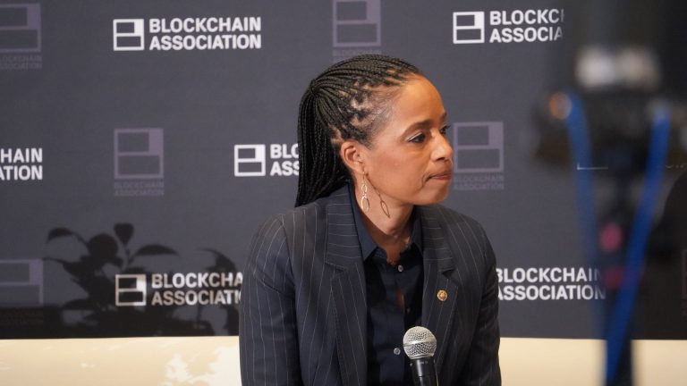 Se retrasa la publicación del proyecto de ley sobre la estructura del mercado cripto, mientras se revisa el compromiso de rendimiento de stablecoins esta semana.