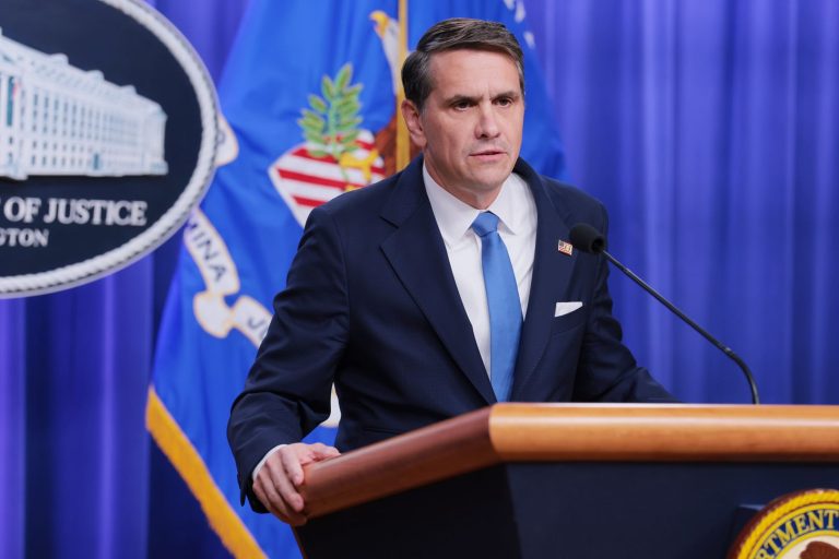 Todd Blanche, autor del memo de aplicación de criptomonedas del DOJ, ahora AG interino